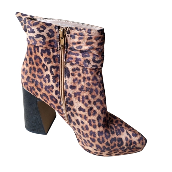 Betsey Johnson Idris Platform Embellished Leopard Print  Buckle Sash Bootie Sz 8 - Picture 2 of 9